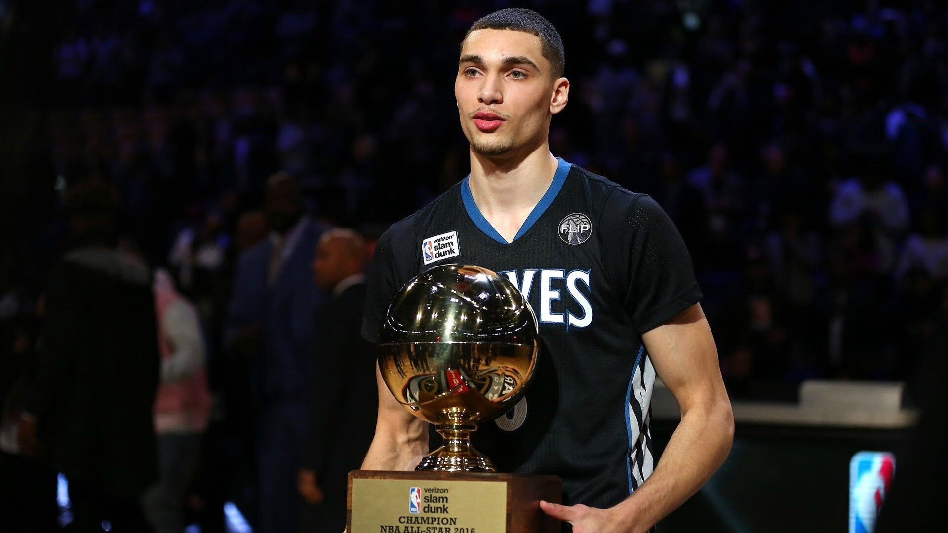 最后时刻胜出首场状态出色，掘金观众沸腾！莎拉波娃重返赛场赛场气氛高涨